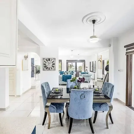 Located In The Heart Of Coral Bay ! Peyia