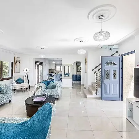 Located In The Heart Of Coral Bay ! * Peyia