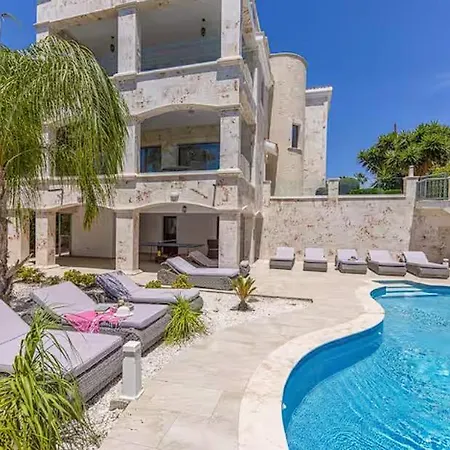 Located In The Heart Of Coral Bay ! بيت ضيافة بييا