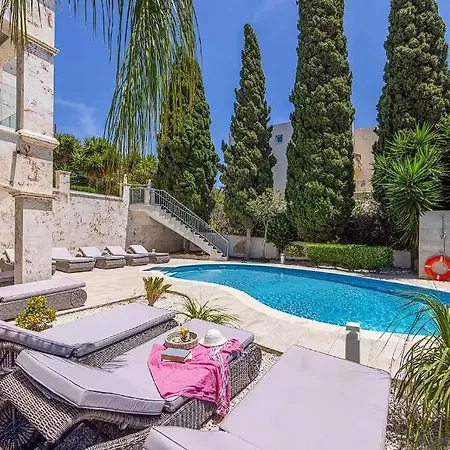 Located In The Heart Of Coral Bay !