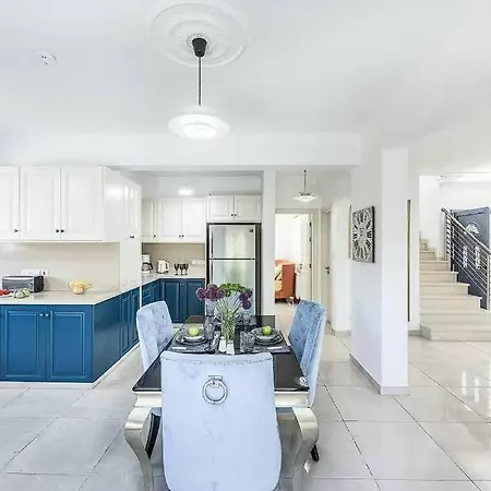 Located In The Heart Of Coral Bay ! بييا