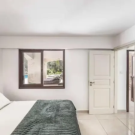 Located In The Heart Of Coral Bay ! *