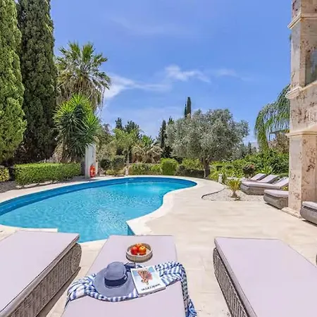 Located In The Heart Of Coral Bay ! Peyia