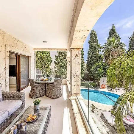 Located In The Heart Of Coral Bay ! *