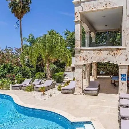 Located In The Heart Of Coral Bay ! *